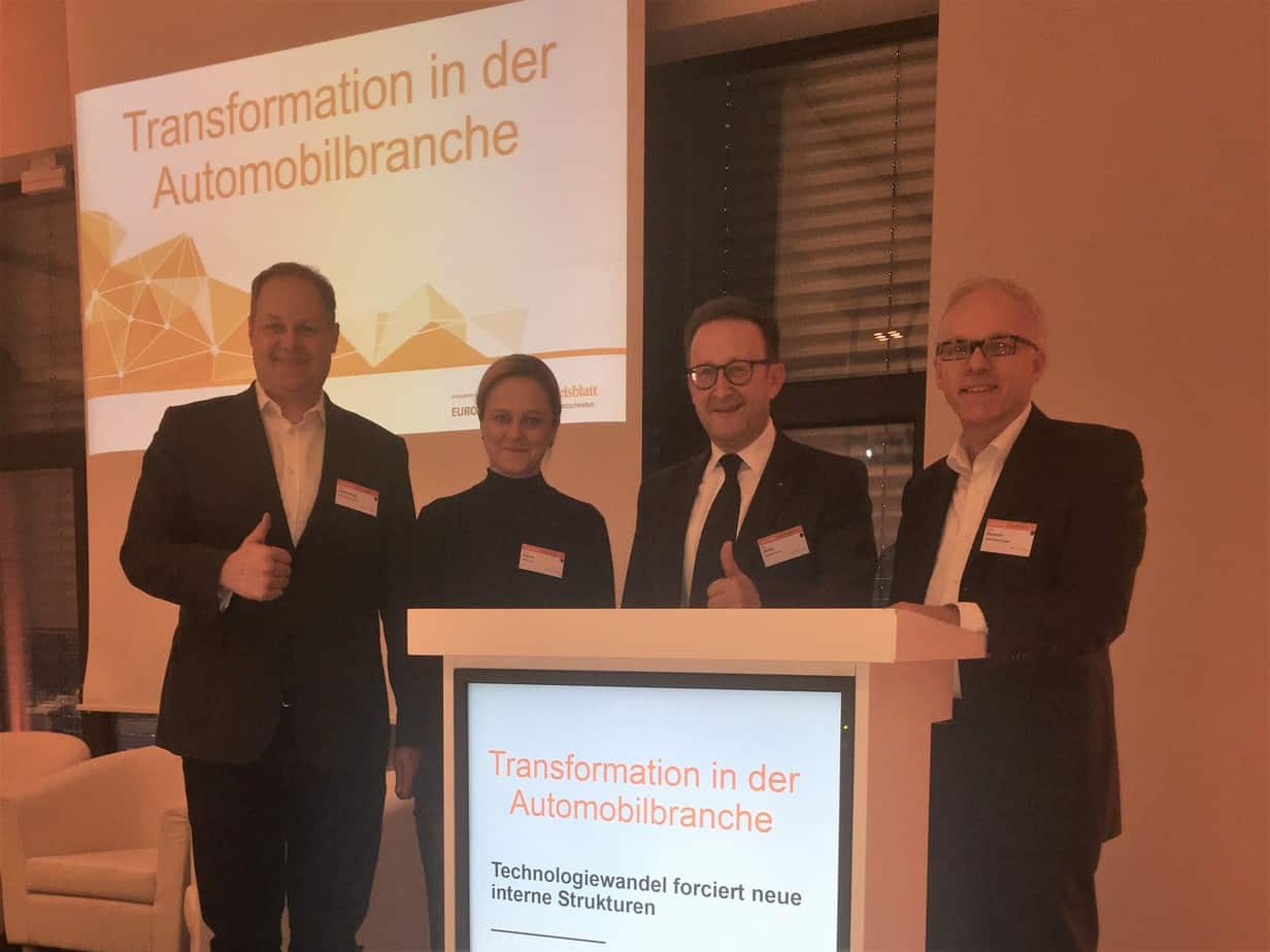 4 Menschen auf Konferenz Handelsblatt Transformation der Automobilbranche